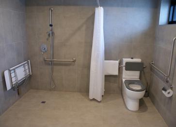 Accessible Apartment 1 king 1 single Best Western Apollo Bay bathroom 3 min