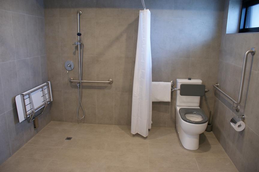 Accessible Apartment 1 king 1 single Best Western Apollo Bay bathroom 3 min