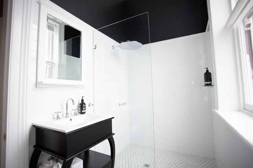 Old Market Inn Port Fairy Norfolk Suite Bathrom 1