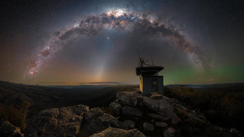Reids lookout firetower milky way LR
